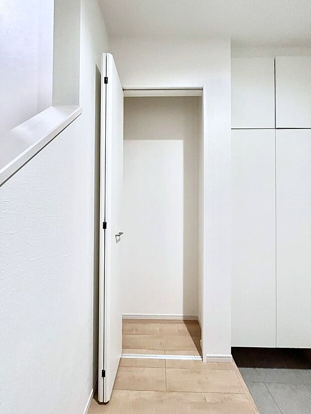 玄関ホール収納です。掃除道具やお出かけ用グッズの収納に便利です。