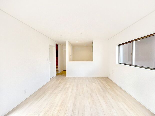 ご家族の賑やかな話し声で包まれる明るいリビング 