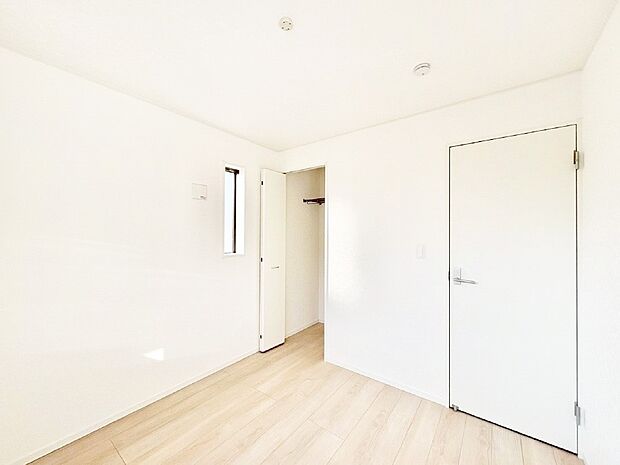 使いやすい形でベットや家具の置き方にも困ることもありません。