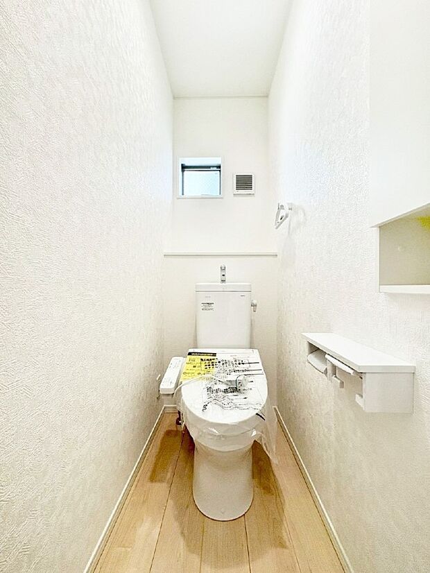 明るく清潔感のあるトイレです。