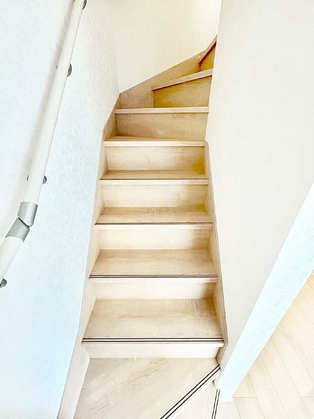 安全性を考慮し階段には手すりを設置しています