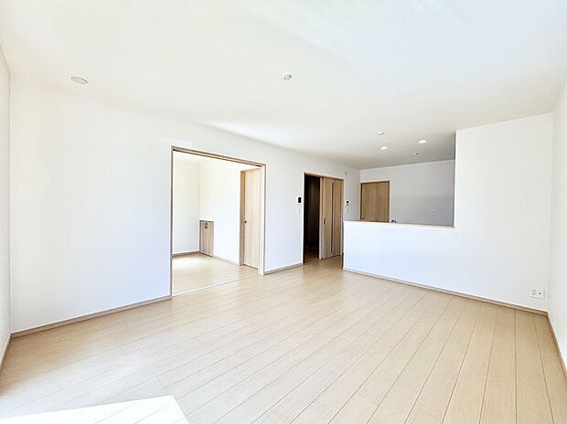 隣接の洋室を開放すればさらに広々空間に