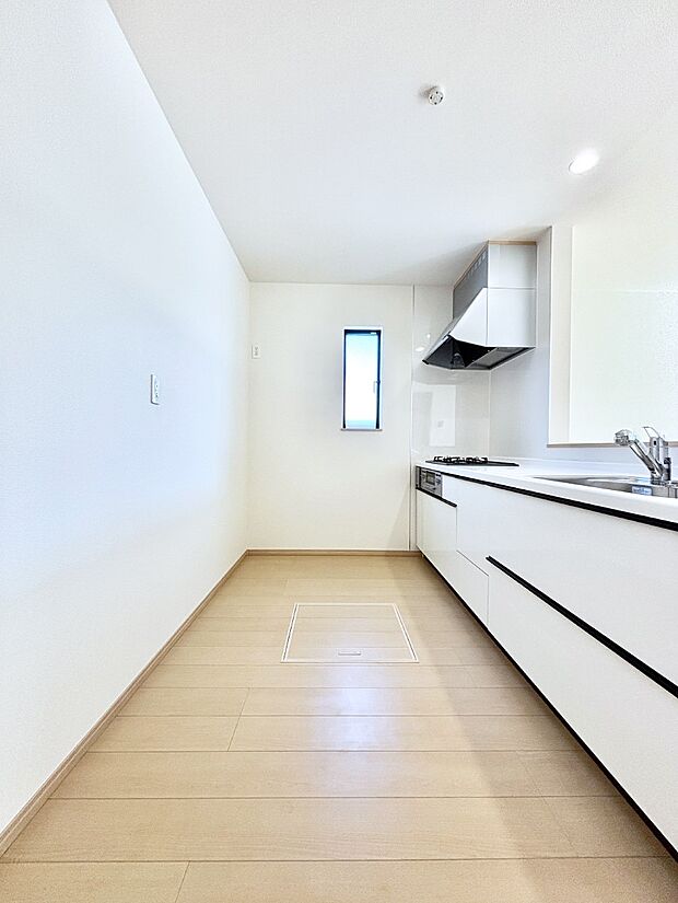 爽やかな風が通り抜けるキッチン。窓があるので明るく換気にも役立ちます。