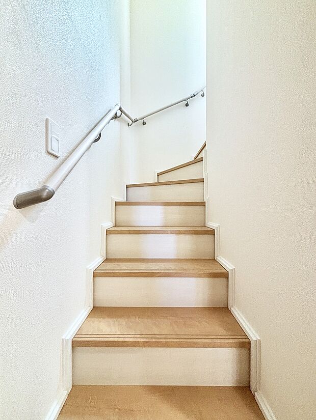 安全性を考慮し階段には手すりを設置しています