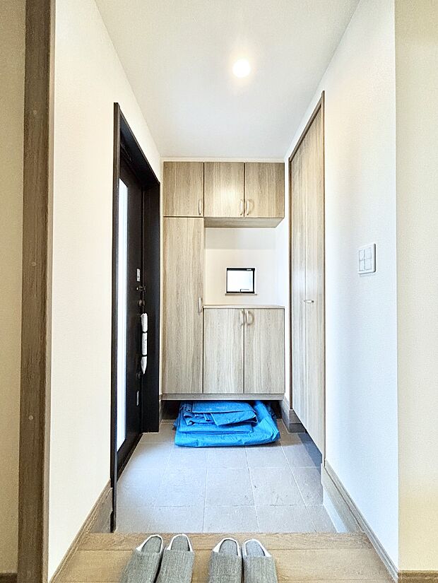 飾り棚を利用して、お越しいただくお客様をおもてなしできます。