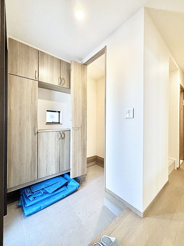 シューズインクローク付きの玄関。家族全員の靴や雨具などすっきり収納できます。