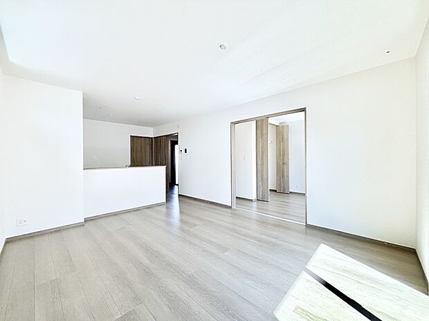 隣接の洋室を開放すればさらに広々空間に。