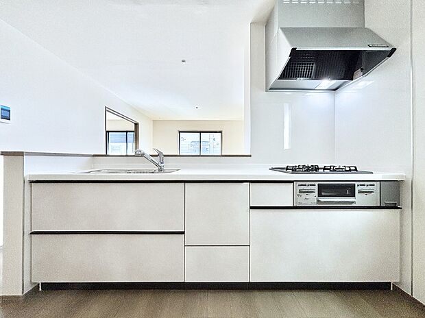 リビングを見渡せる人気のカウンターキッチン。 家族を見守りながら家事をすることができます。