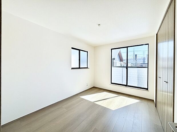 バルコニーが開放感をプラスしてくれる洋室