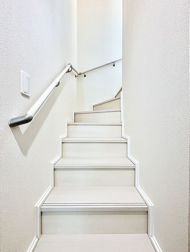 階段は手すり付きなので小さなお子さまやご高齢の方も安心です