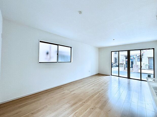 大きな窓からたっぷりの陽光と風を感じられるリビング