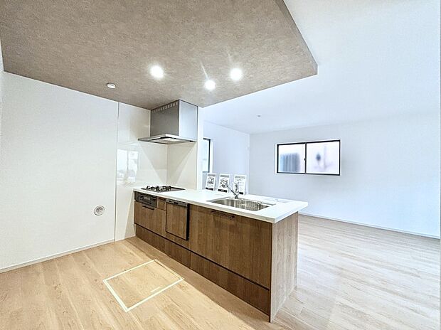 料理をしながらでもご家族との会話を楽しめる対面キッチン