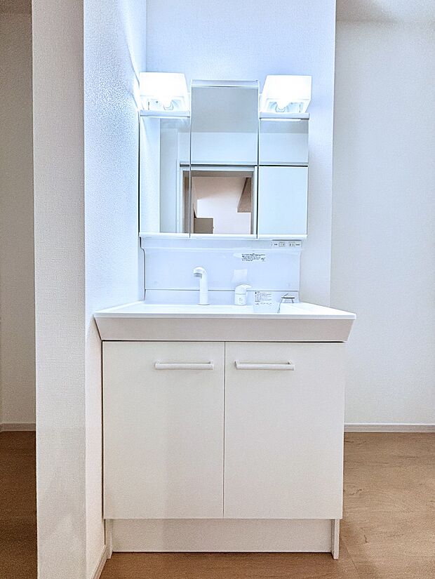 大きく見やすい三面鏡で清潔感ある洗面台は、身だしなみチェックや肌のお手入れにおすすめです。