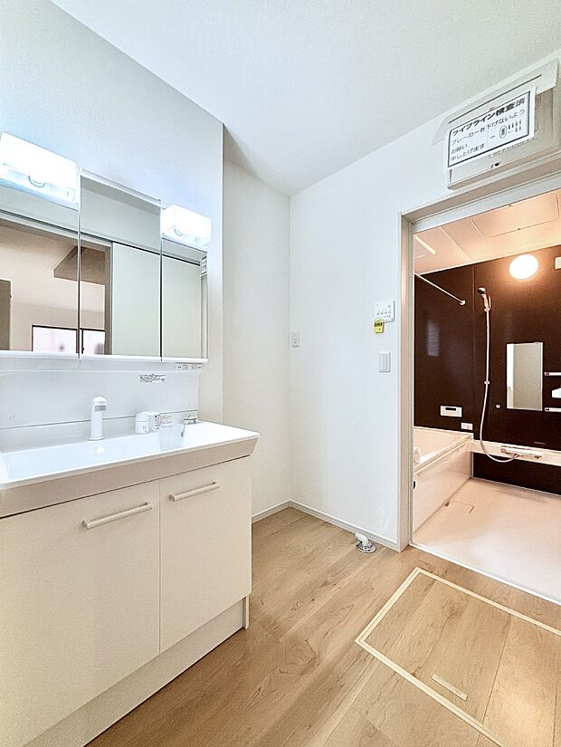 清潔感のある快適空間です。毎日の身支度も気持ち良くお使い頂けます。