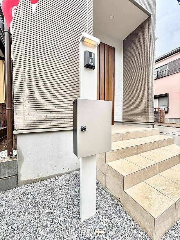 表札・インターホン・ポストをひとつに集約。エントランスになじむシンプルデザイン。