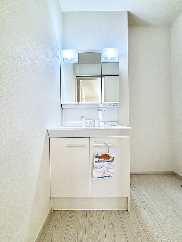 大きく見やすい三面鏡で清潔感ある洗面台は、身だしなみチェックや肌のお手入れにおすすめです。 