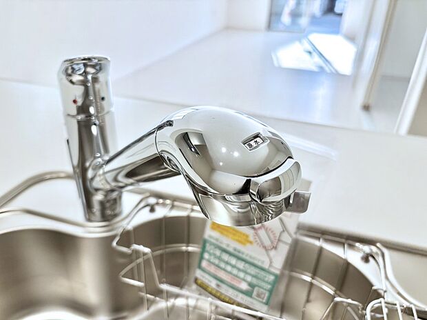 いつでも清潔なおいしいお水を。一つの水栓で水道水と浄水を使い分け。