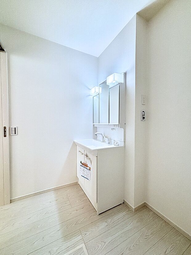 清潔感のある快適空間です。毎日の身支度も気持ち良くお使い頂けます。