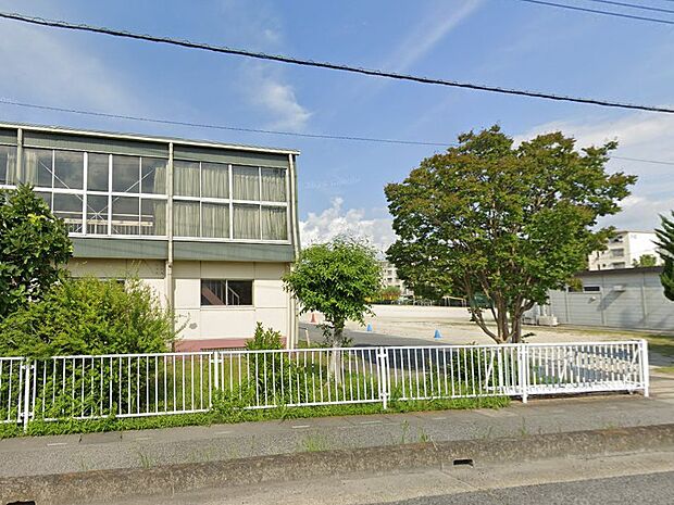 小学校 800m 吉川市立関小学校