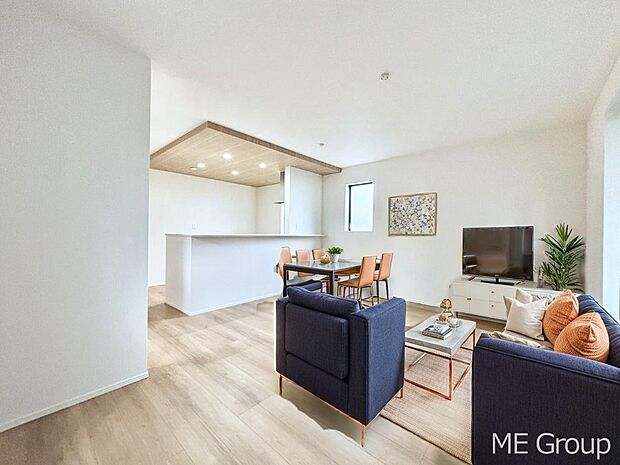 ご家族の賑やかな話し声で包まれる明るいリビング  ※家具はCGです