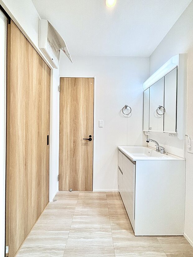 清潔感のある快適空間です。毎日の身支度も気持ち良くお使い頂けます。 