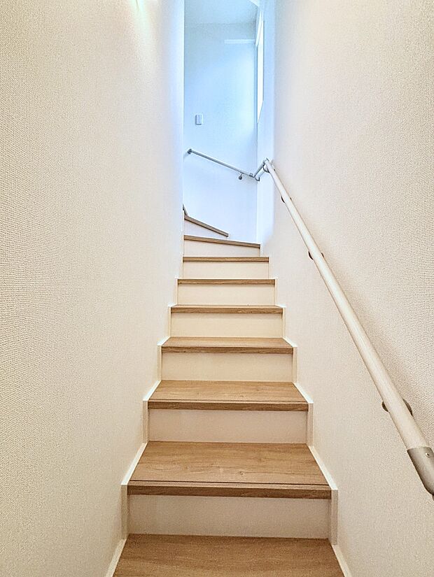 安全性を考慮し階段には手すりを設置しています