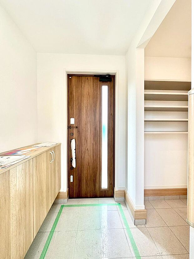 明るい玄関はお客様をお出迎えするのにぴったりです!