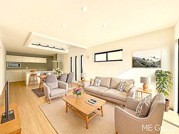 ご家族の賑やかな話し声で包まれる明るいリビング ※家具はCGです