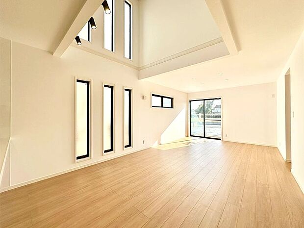 大きな窓からたっぷりの陽光と風を感じられるリビング