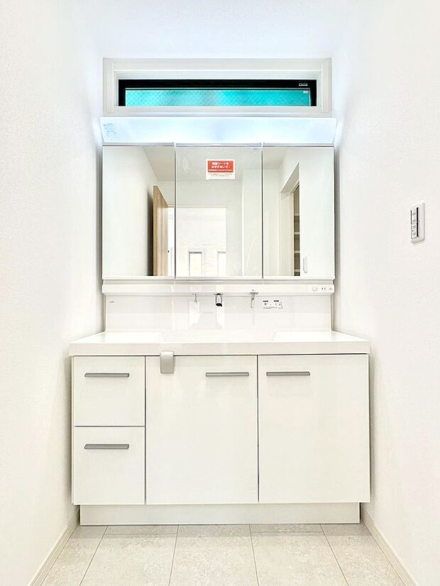 大きく見やすい三面鏡で清潔感ある洗面台は、身だしなみチェックや肌のお手入れにおすすめです。