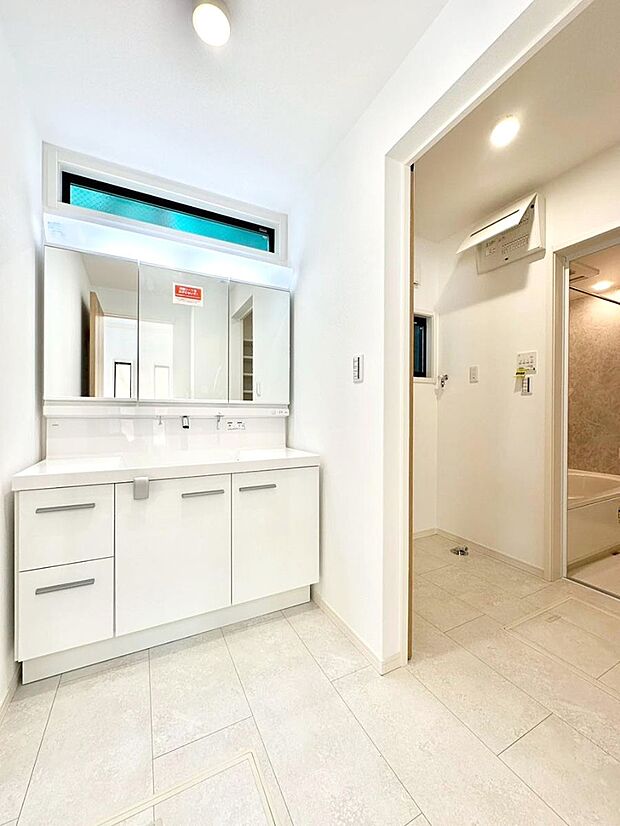 明るい洗面所は毎朝の身支度も楽しくできちゃいそうです。