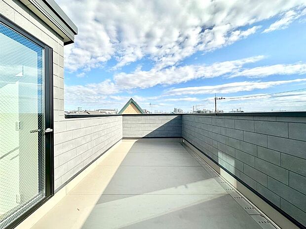 ルーフバルコニー。眺めも良く、大きな洗濯物も広げて干せます。