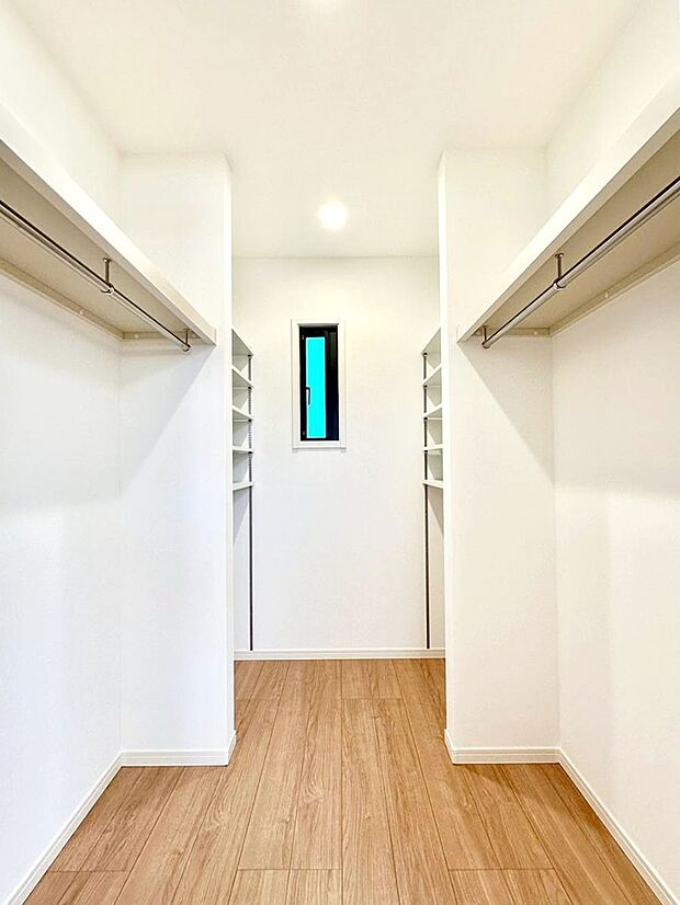 ウォークインクローゼット付きで生活空間を広く利用できます。