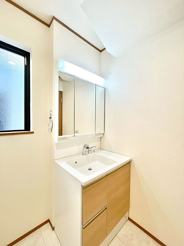 明るい洗面所は毎朝の身支度も楽しくできちゃいそうです。