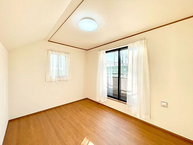 バルコニーが開放感をプラスしてくれる洋室  