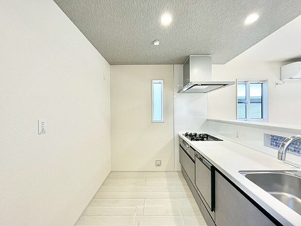 爽やかな風が通り抜けるキッチン。窓があるので明るく換気にも役立ちます。