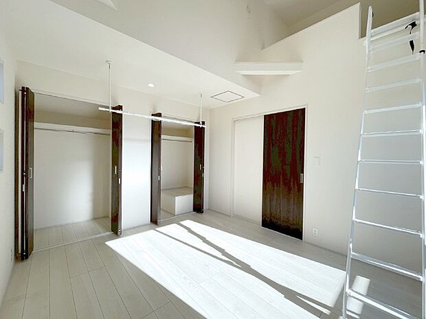 ロフト付きの洋室は天井も高く収納充実！どう使うかはあなた次第！ 