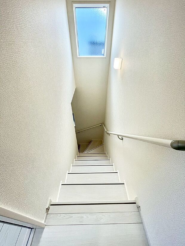 安全性を考慮し階段には手すりを設置しています