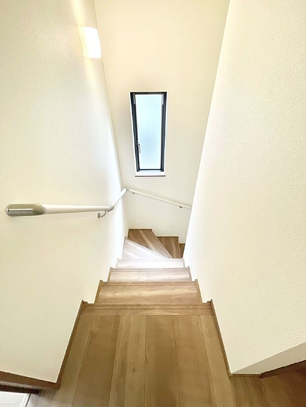 階段は手すり付きなので小さなお子さまやご高齢の方も安心です