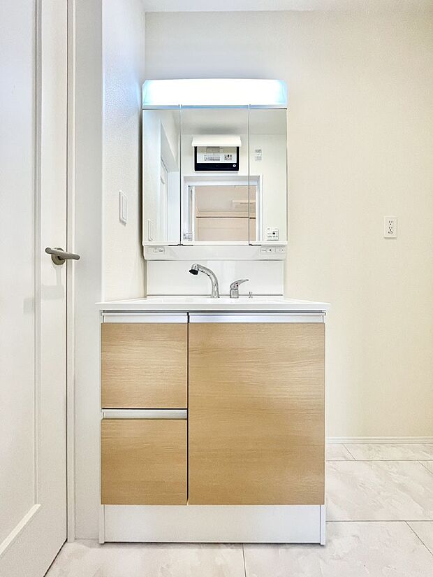 大きく見やすい三面鏡で清潔感ある洗面台は、身だしなみチェックや肌のお手入れにおすすめです。