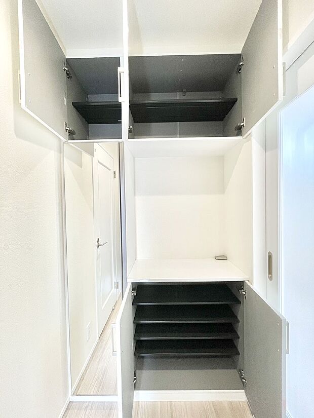 たっぷり収納できるシューズボックスで家族全員の靴も、玄関すっきり。