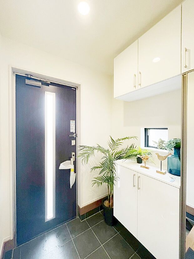 ガラススリットの入った玄関ドアが室内に光を届けてくれます