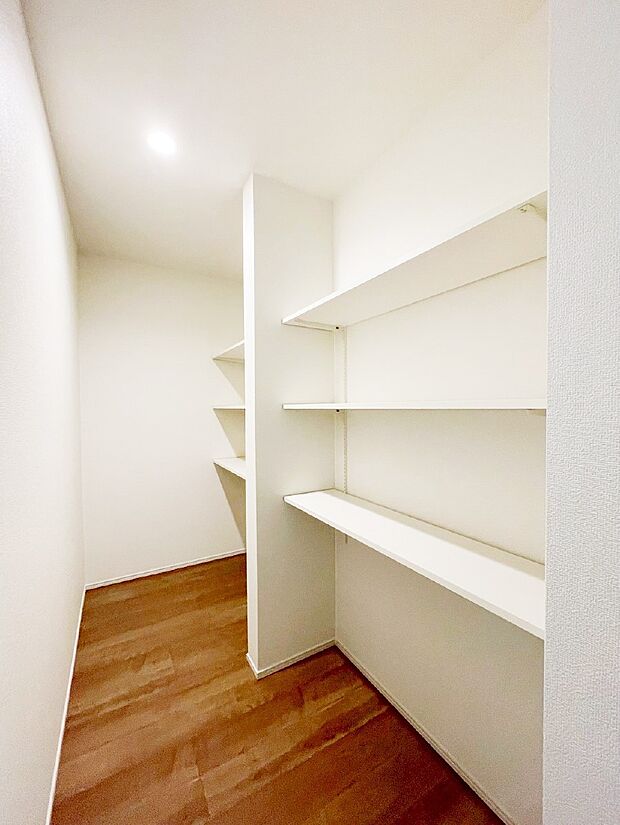 食品のストックや調理器具の保管に便利な可動棚付きパントリー