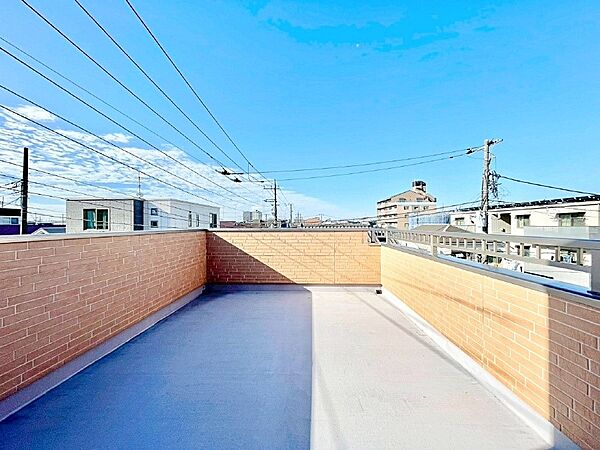 ルーフバルコニー。眺めも良く、大きな洗濯物も広げて干せます。