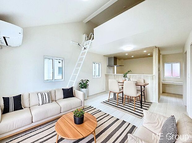 ロフト付きのリビングはオシャレで開放感たっぷり。 床暖房付きです。 ※家具はCGです