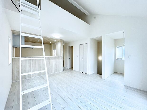 リビングにはテレワークやお子様の宿題スペースとして使えるカウンタースペースを設置