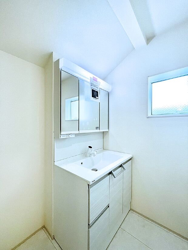 小窓がついているので換気ができて清潔感があるランドリースペース