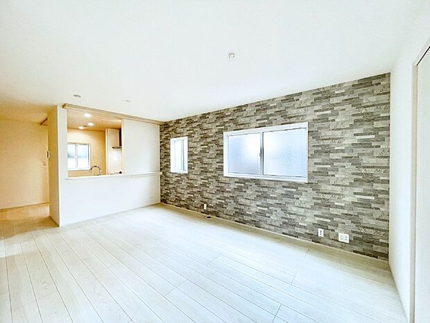 明るい2階リビング!外からの視線をシャットアウトして家族のプライバシーを守ります。