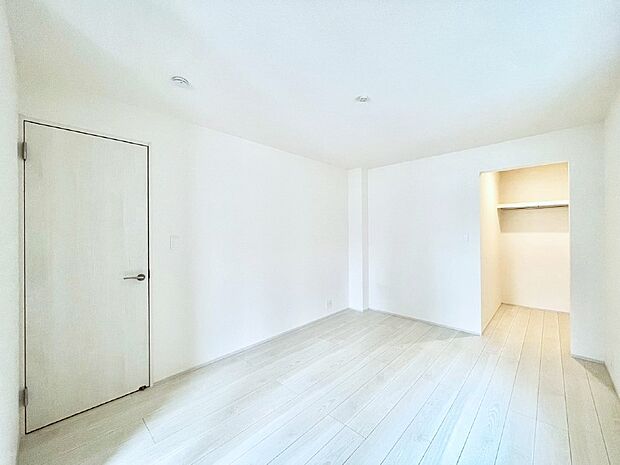 ウォークインクローゼットがあるお部屋。季節ごとの入れ替えも不要で便利です!