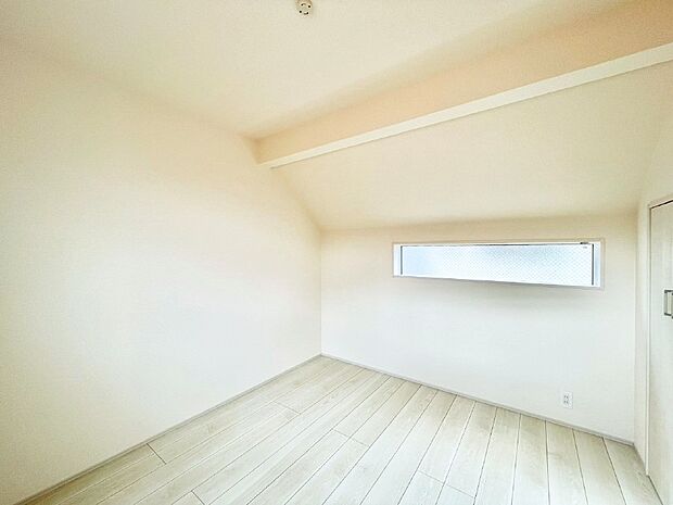 勾配天井が素敵な洋室。どんなお部屋にするか考えるのが楽しみですね。